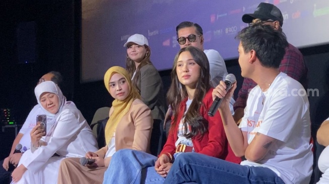 Pemain film Assalamualaikum Beijing 2: Lost in Ningxia dalam konferensi pers di kawasan MH. Thamrin, Jakarta Pusat pada Rabu, 20 Mei 2025. [Suara.com/Tiara Rosana]