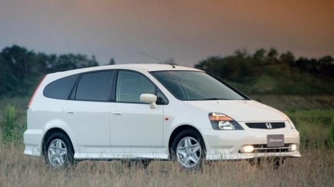 Honda Stream juga menjadi rekomendasi mobil santai untuk warga Jogja yang hanya untuk melintasi kota. Mobil ini punya konfigurasi 7-seater dan mesin 1.7L VTEC yang halus serta responsif. (Pinterest)
