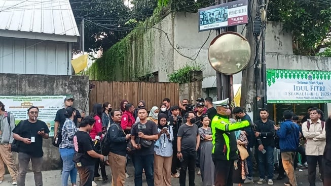 Suasana di rumah duka Najwa Shihab kawasan Jeruk Purut, Jakarta Selatan pada Selasa, 20 Mei 2025. [Suara.com/Rena Pangesti]