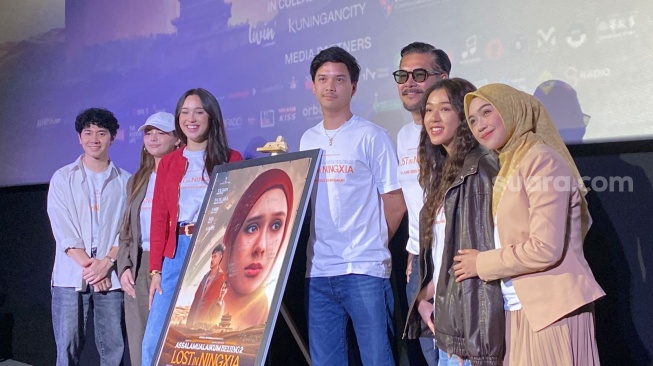 Pemain film Assalamualaikum Beijing 2: Lost in Ningxia dalam konferensi pers di kawasan MH. Thamrin, Jakarta Pusat pada Rabu, 20 Mei 2025. [Suara.com/Tiara Rosana]