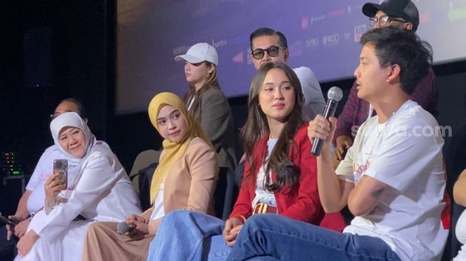 Pemain film Assalamualaikum Beijing 2: Lost in Ningxia dalam konferensi pers di kawasan MH. Thamrin, Jakarta Pusat pada Rabu, 20 Mei 2025. [Suara.com/Tiara Rosana]