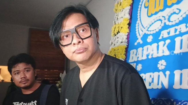 Armand Maulana ditemui di rumah duka suami Najwa Shihab kawasan Jeruk Purut, Jakarta Selatan pada Selasa, 20 Mei 2025. [Suara.com/Rena Pangesti]