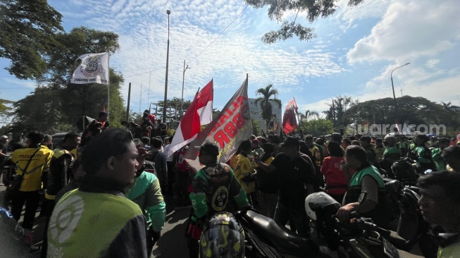 ratusan ojek online (Ojol) mengepung Pendopo Gubernur Banten lama, Selasa 20 Mei 2025. Mereka menolak 'ongkos murah' dan meminta kenaikan argo. [Yandi Sofyan/SuaraBanten.id]