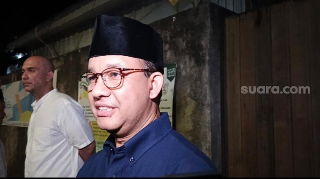 Anies Baswedan ditemui di rumah duka almarhum suami Najwa Shihab kawasan Jeruk Purut, Jakarta Selatan pada Selasa, 20 Mei 2025. [Suara.com/Rena Pangesti]