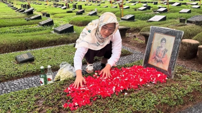 Inul Daratista kembali mendatangi makam Titiek Puspa (Instagram)