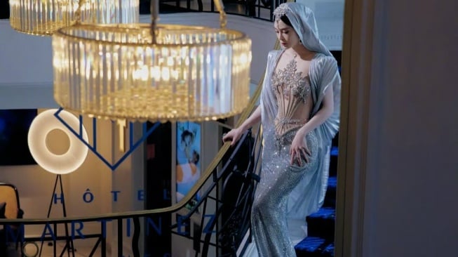 Busana Zhao Yingzi yang membuatnya diusir dari Cannes 2025. [Instagram/zhaoyingzi31]
