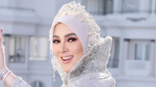 Syahrini tampil mempesona di red carpet Cannes Festival Film 2025 (Instagram/@princessyahrini)