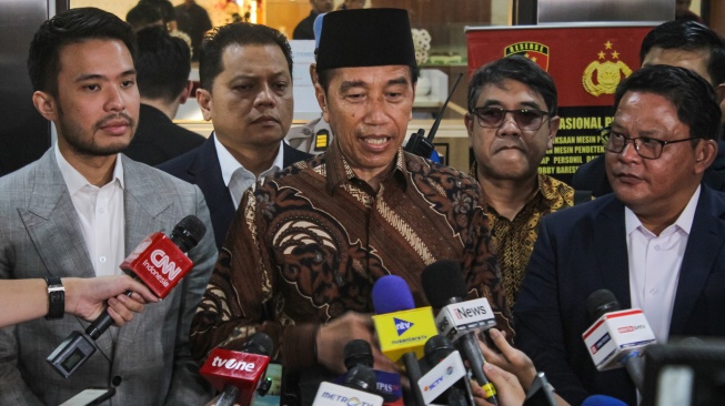 Presiden ketujuh Joko Widodo (tengah) menjawab pertanyaan wartawan di depan Gedung Bareskrim Mabes Polri, Jakarta, Selasa (20/5/2025). [ANTARA FOTO/Fathul Habib Sholeh/foc]