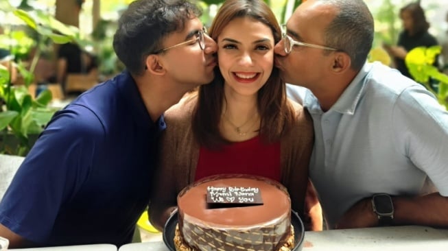 Izzat Ibrahim Assegaf bersama kedua orang tuanya (Instagram)