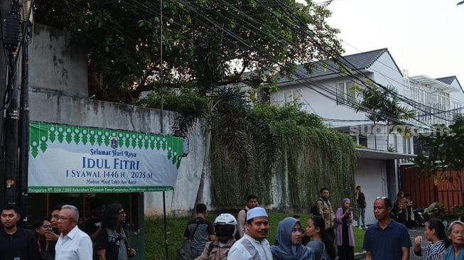 Suasana di rumah duka Najwa Shihab kawasan Jeruk Purut, Jakarta Selatan pada Selasa, 20 Mei 2025. [Suara.com/Rena Pangesti]