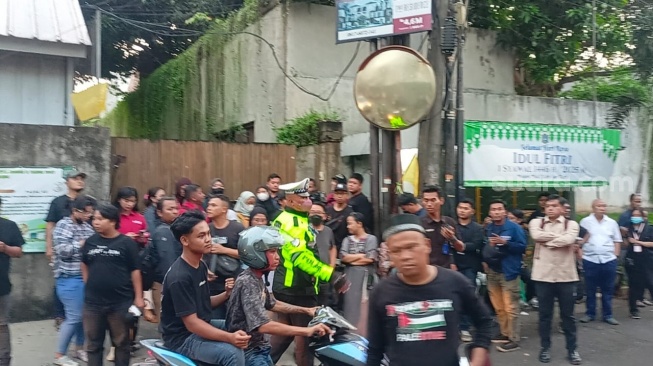Suasana di rumah duka Najwa Shihab kawasan Jeruk Purut, Jakarta Selatan pada Selasa, 20 Mei 2025. [Suara.com/Rena Pangesti]
