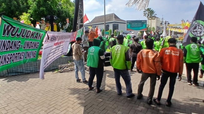 Ratusan Driver Ojol Gelar Unjuk Rasa di DPRD dan Balai Kota Solo