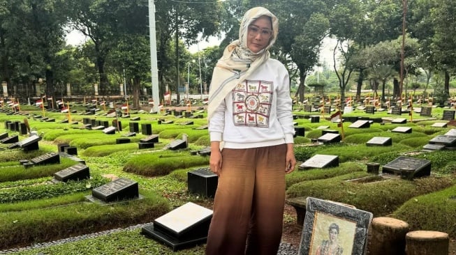 Inul Daratista kembali mendatangi makam Titiek Puspa (Instagram)
