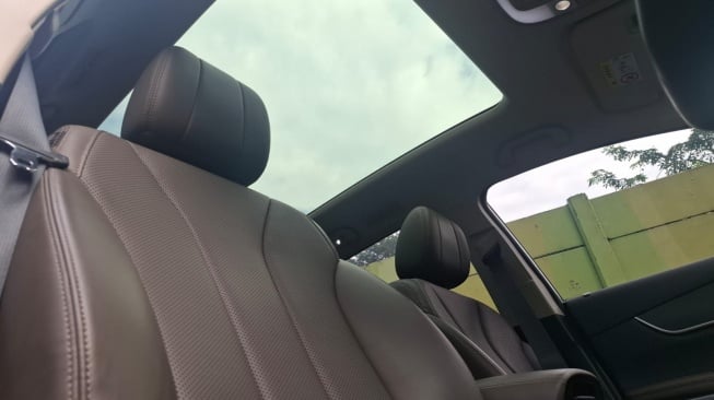 Bagian bangku BYD M6 sudah dibalut dengan material kulit sintetis premium yang menambah kesan mewah saat memasuki ruang kabin. (Foto: SUARA.com/Manuel Jeghesta)