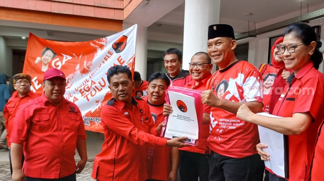 Kader PDIP Solo saat memberikan dukungan agar Megawati Sukarnoputri sebagai ketua umum. (Suara.com/Ari Welianto)