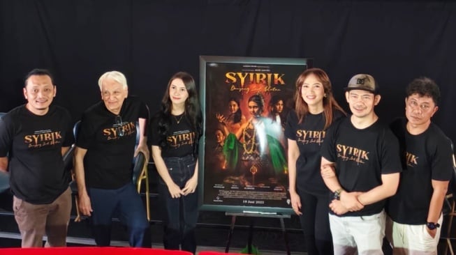 Para pemeran film Syirik di acara rilis poster dan trailer di kawasan Senayan, Jakarta Pusat, Selasa (20/5/2025). [Instagram]