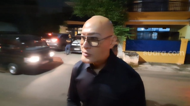 Deddy Corbuzier ditemui di rumah duka suami Najwa Shihab kawasan Jeruk Purut, Jakarta Selatan pada Selasa, 20 Mei 2025. [Suara.com/Rena Pangesti]