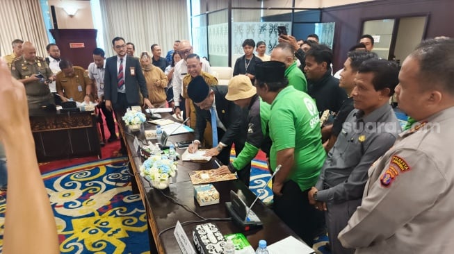 Suasana aksi demonstrasi Aliansi Mitra Kaltim Bersatu (AMKB) di depan Kantor Gubernur Kaltim pada Selasa, 20 Mei 2025. [SuaraKaltim.id/Giovanni Gilbert]
