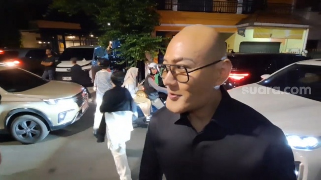 Deddy Corbuzier ditemui di rumah duka suami Najwa Shihab kawasan Jeruk Purut, Jakarta Selatan pada Selasa, 20 Mei 2025. [Suara.com/Rena Pangesti]