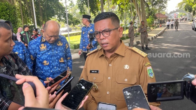 Gubernur Banten, Andra Soni  memberi keterangan kepada awak media soal unjuk rasa ojek online (Ojol) di Pendopo Gubernur Banten lama, Selasa 20 Mei 2025. [Yandi Sofyan/SuaraBanten.id]