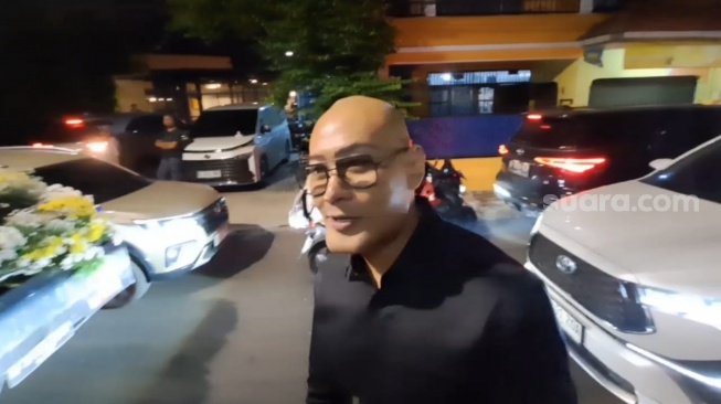 Deddy Corbuzier ditemui di rumah duka suami Najwa Shihab kawasan Jeruk Purut, Jakarta Selatan pada Selasa, 20 Mei 2025. [Suara.com/Rena Pangesti]