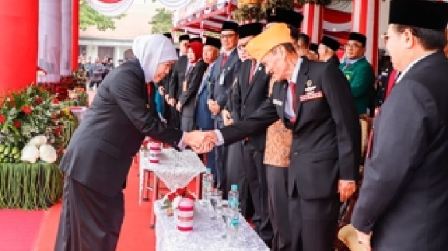 Gubernur Jawa Timur, Khofifah Indar Parawansa, dalam Peringatan Hari Kebangkitan Nasional ke-117 Tahun 2025, di halaman Gedung Negara Grahadi Surabaya, Selasa (20/5/2025). (Dok: Pemprov Jatim)