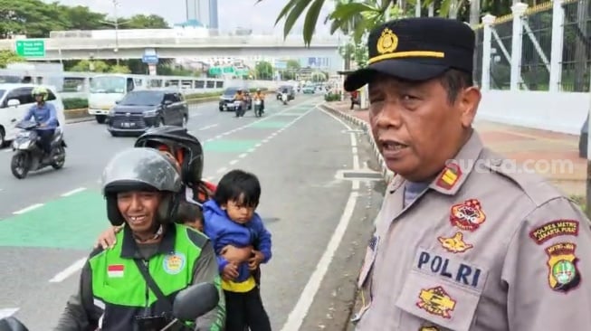 Ajak Anak-Istri Nonton Demo di DPR, Sopir Ojol Diusir Polisi: Sana, Jangan di Sini!