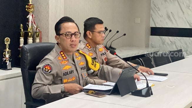 Kabid Humas Polda Metro Jaya, Kombes Pol Ade Ary Syam Indradi saat ditemui di Polda Metro Jaya, Rabu, 20 Mei 2025. [Suara.com/Tiara Rosana]