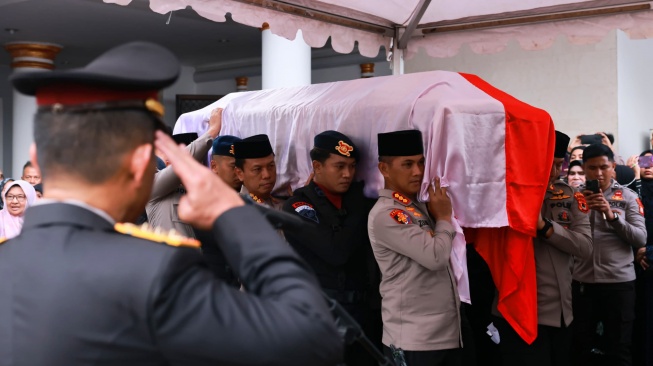 Jenazah Mantan Wakapolri Jenderal Purnawirawan Jusuf Manggabarani diterbangkan ke Jakarta, Selasa 20 Mei 2025. Almarhum meninggal di RSUP Wahidin Sudirohusodo Makassar [SuaraSulsel.id/Istimewa]