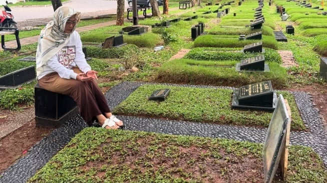 Inul Daratista Ziarah ke Makam Titiek Puspa di Hari ke-40: Nggak Ada yang Diajak Ngobrol Lama Lagi