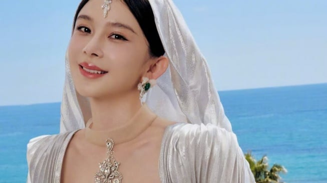 Busana Zhao Yingzi yang membuatnya diusir dari Cannes 2025. [Instagram/zhaoyingzi31]