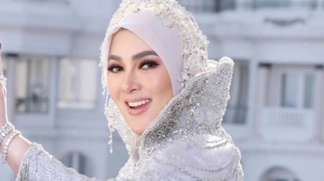 5 Fakta Kemunculan Syahrini di Cannes Film Festival: Dituding Beli Tiket hingga Dapat Penghargaan