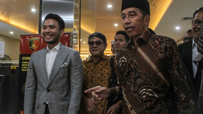 Presiden ketujuh Joko Widodo (kanan) berjalan keluar seusai memberikan keterangan di Gedung dari Gedung Bareskrim Mabes Polri, Jakarta, Selasa (20/5/2025). [ANTARA FOTO/Fathul Habib Sholeh/foc]