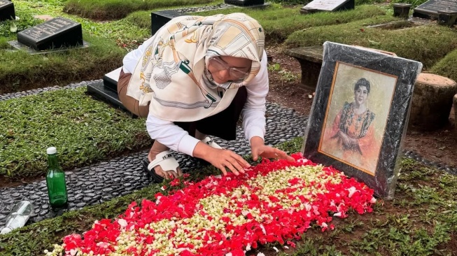 Inul Daratista kembali mendatangi makam Titiek Puspa (Instagram)