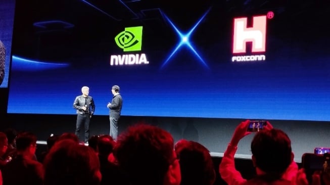 COMPUTEX 2025 - CEO NVIDIA, Jensen Huang bersama Young Liu Chairman, Hon Hai Technology Group (Foxconn), Taipei Nangang Exhibition Center Hall 2, Selasa 20 Mei 2025. [Suara.com/ Agung Pratnyawan]