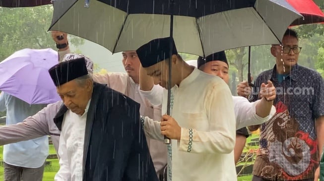Quraish Shihab di pemakaman suami Najwa Shihab, Ibrahim Sjarief Assegaf di TPU Jeruk Purut, Jakarta, Rabu, 21 Mei 2025. [Suara.com/Adiyoga Priyambodo]