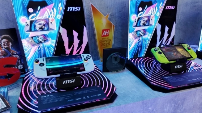 Handheld MSI Claw 8 dengan prosesor AMD Ryzen di COMPUTEX 2025, Rabu 21 Mei 2025. [Suara.com/ Agung Pratnyawan]