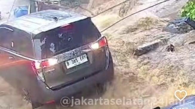 Tembok Gedung Dinas SDA Jaksel Jebol usai Jakarta Diguyur Hujan Deras, Air Luber ke Jalanan