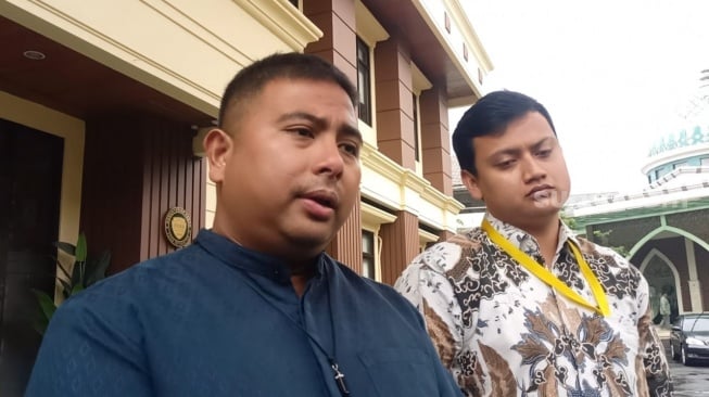 Pengacara Arya Saloka, Noverizky Tri Putra ditemui di Pengadilan Agama Jakarta Selatan pada Rabu, 21 Mei 2025. [Suara.com/Rena Pangesti]