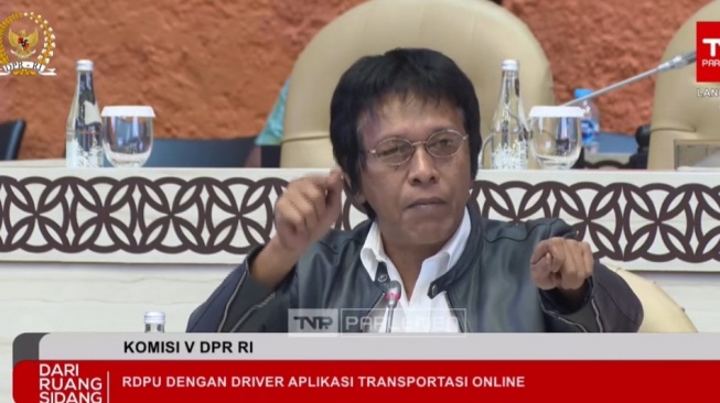 Anggota Komisi V DPR RI fraksi PDIP Adian Napitupulu saat Rapat Dengar Pendapat Umum (RDPU) Komisi V DPR bersama sejumlah asosiasi driver online atau ojol di Komplek Parlemen, Senayan, Jakarta Pusat, Rabu (21/5/2025). (Tangkapan layar/Ist)