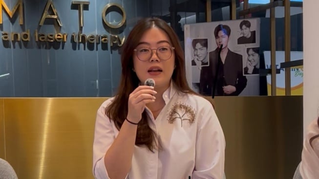 Spesialis Dermatologi Venereologi dan Estetika Dermato Clinic Jakarta, dr. Natalia Rania Susanto, Sp.DVE saat memberikan penjelasan seputar laser vaskular di Jakarta, Kamis (16/5/2025). [Suara.com/Dini Afrianti]