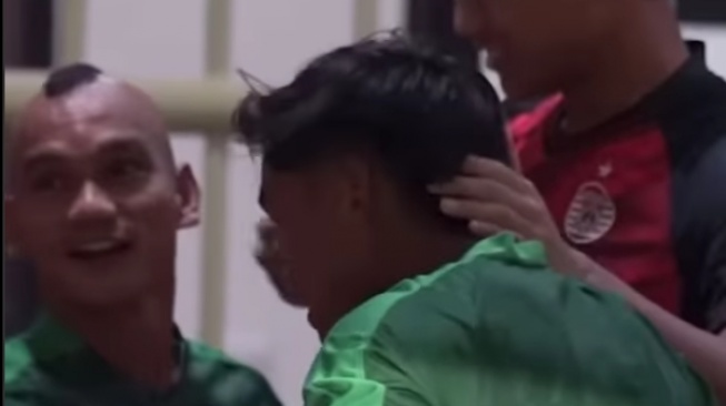 Riko Simanjuntak, yang mencoba menghampiri para penggawa Persija di lorong untuk masuk ke stadion. (ig footballpusat)