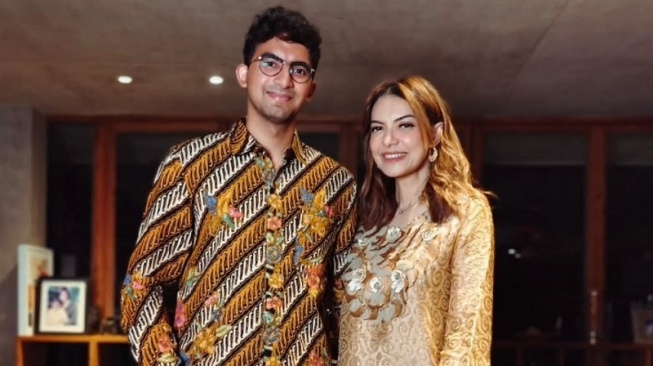 Najwa Shihab dan anak laki-lakinya, Izza Assegaf (Instagram/@najwashihab)