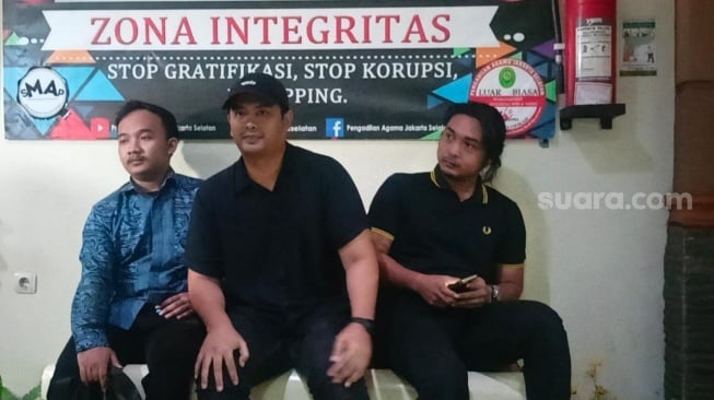 Saksi dari Arya Saloka Valen (baju navy) dan Adi Sastro ditemui di Pengadilan Agama Jakarta Selatan pada Rabu, 21 Mei 2025. [Suara.com/Rena Pangesti]