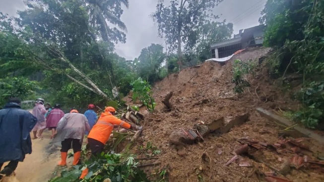 Sempat Banyak Kendala, Pencarian 6 Korban Longsor Trenggalek Dilanjutkan