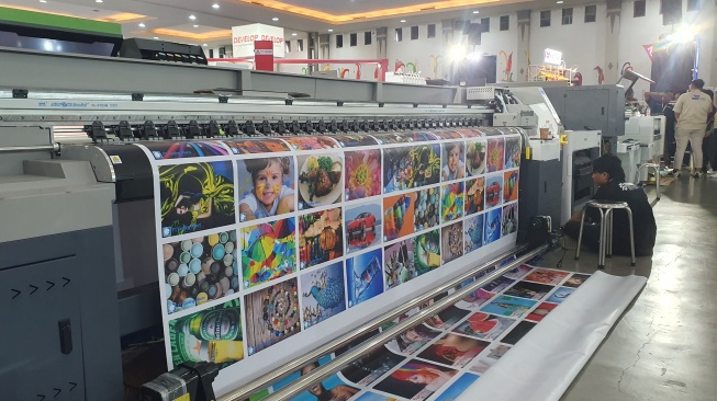 Potret hasil percetakan salah satu mesin cetak yang digelar di pameran percetakan, JEC, DIY, Rabu (21/5/2025). [Hiskia/Suarajogja]