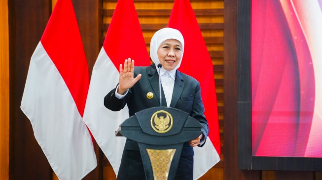 Gubernur Khofifah berharap seluruh proses SPMB di Jawa Timur akan berjalan lancar obyektif, akuntabel dan berkelanjutan. SPMB berbasis AI diharapkan bisa memudahkan para orang tua pada proses penerimaan murid baru jenjang SMAN/SMKN di Jawa Timur (Dok: Pemprov Jatim)