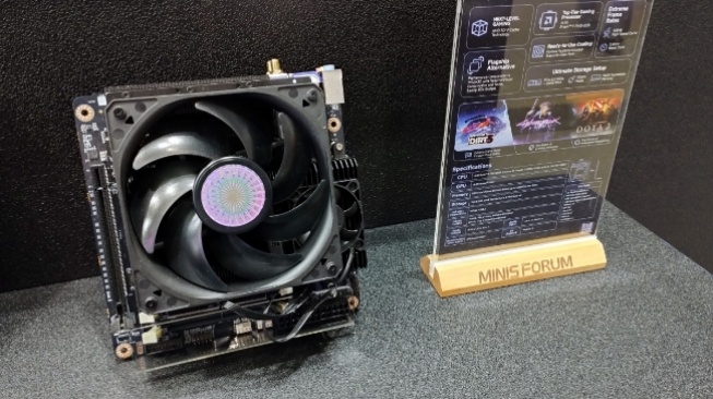 Paket lengkap motherboard mini-ITX dengan prosesor AMD Ryzen 9 7945HX3D dari Minisforum di COMPUTEX 2025. [Suara.com/ Agung Pratnyawan]
