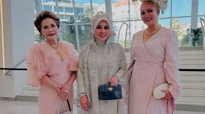 Beda Kekayaan Dewi Soekarno vs Syahrini, Kompak Raih Penghargaan di Cannes 2025