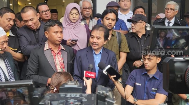 Sejumlah tokoh seperti Roy Suryo, Dokter Tifa, Rizal Fadillah, Rismon Sianipar saat menyambangi Komnas HAM. Kedatangan Roy Suryo ke Komnas HAM karena merasa dikriminalisasi terkait tudingan ijazah palsu Jokowi. (Suara.com/Fakhri Fuadi)